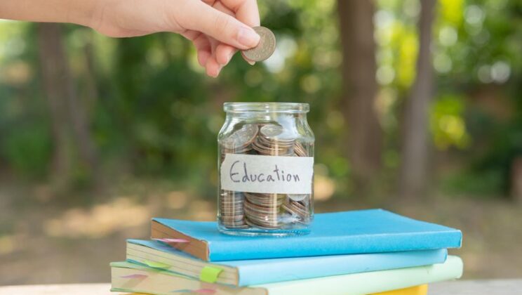 Tips Atur Keuangan untuk Biaya Kuliah Anak